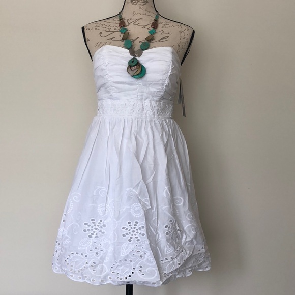 Little White Eyelet Strapless Dress with waist tie - Picture 1 of 3